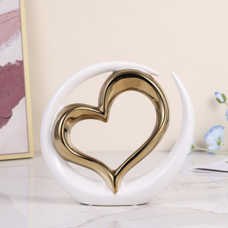 Figurka Dekoracja Złote Serce na białej porcelanowej oprawie